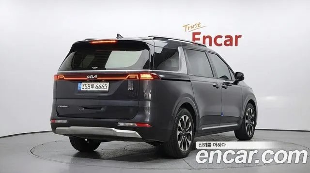 Kia Carnival 2023 thumb 3