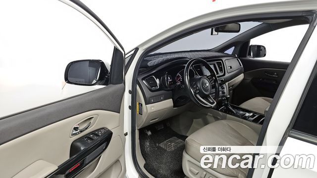 Kia Carnival 2016 thumb 10