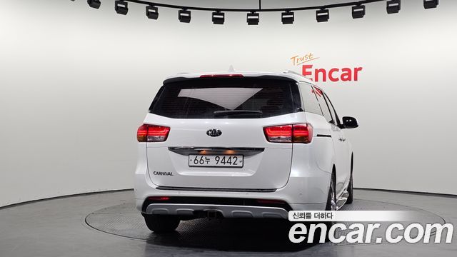 Kia Carnival 2015 thumb 5