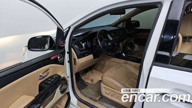 Kia Carnival 2015 thumb 11