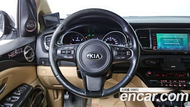 Kia Carnival 2015 thumb 12