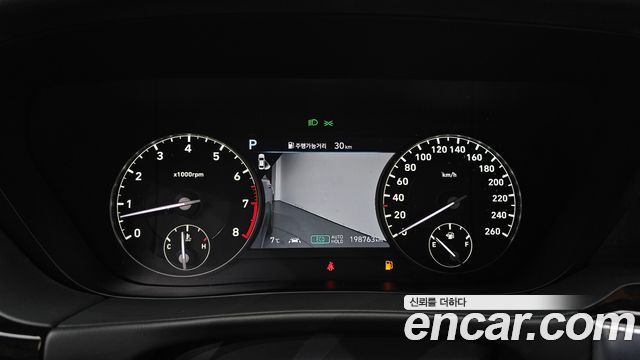 Genesis G90 2018 thumb 9