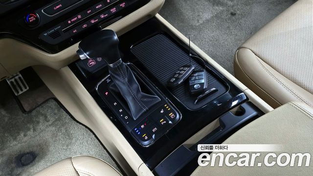 Kia Carnival 2017 thumb 10