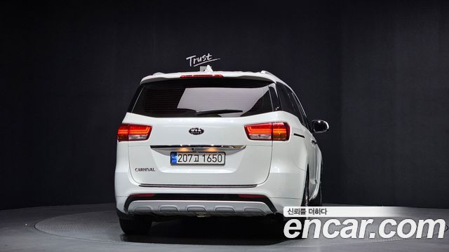 Kia Carnival 2017 thumb 5