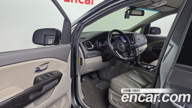 Kia Carnival 2015 thumb 11