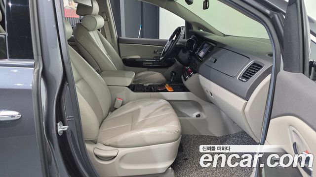 Kia Carnival 2015 thumb 12
