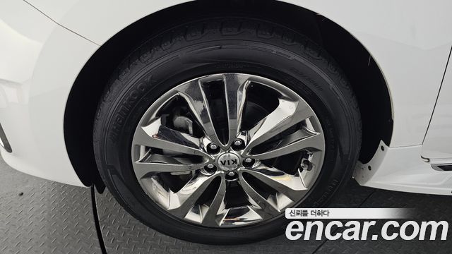 Kia Carnival 2015 thumb 6