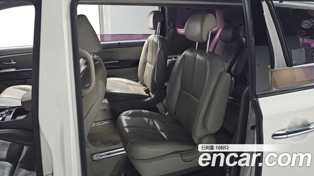 Kia Carnival 2015 thumb 12
