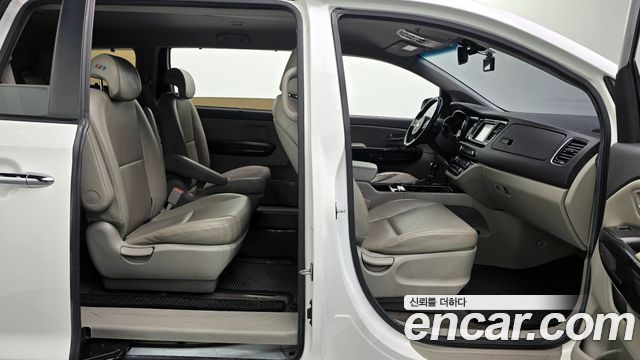 Kia Carnival 2015 thumb 11