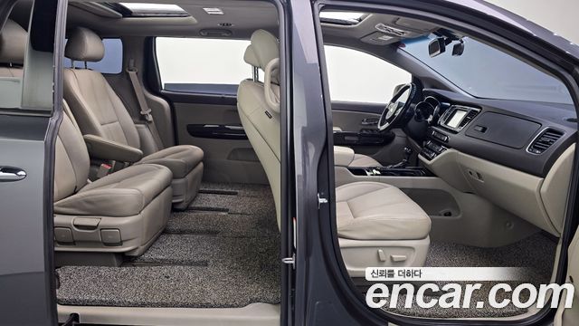Kia Carnival 2015 thumb 11