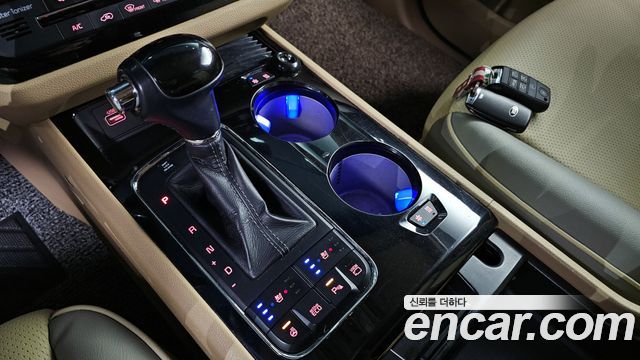 Kia Carnival 2016 thumb 10