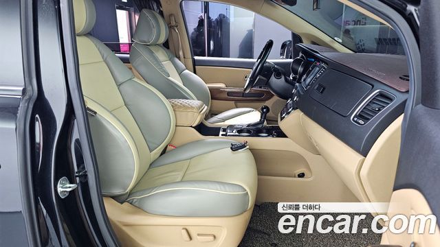 Kia Carnival 2016 thumb 11