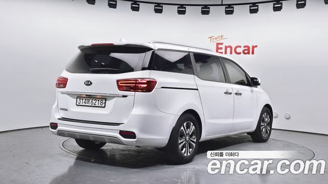 Kia Carnival 2018 thumb 3