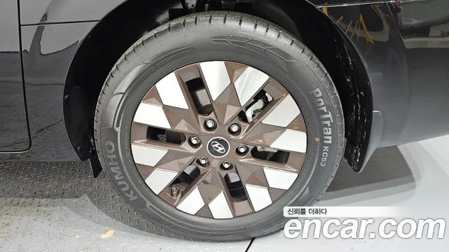 Hyundai Staria 2023 thumb 6