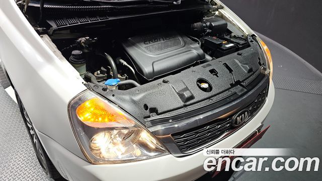 Kia Carnival 2012 thumb 6