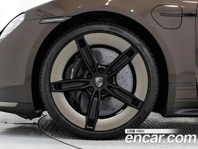 Porsche Taycan 2025 thumb 5