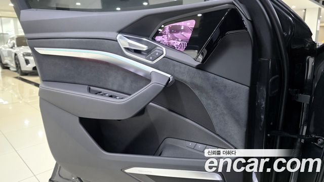 Audi e-tron 2022 thumb 2