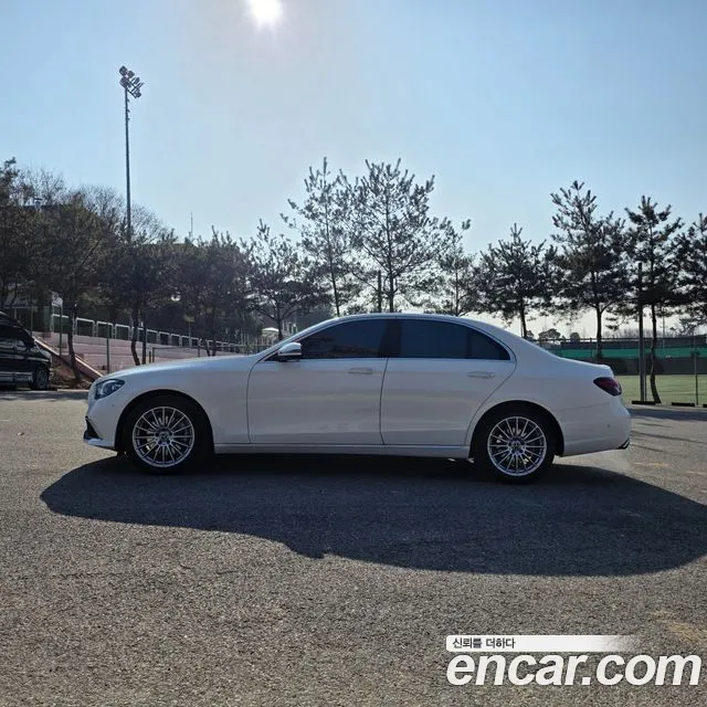 Mercedes-Benz E-Class 2022 thumb 4