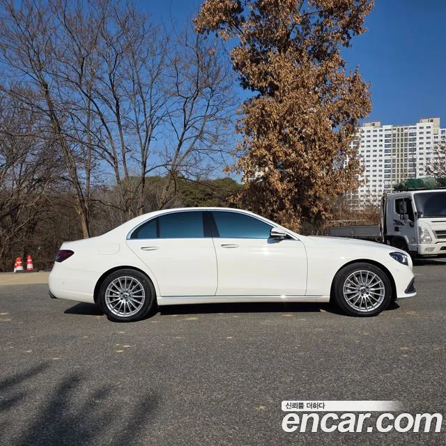 Mercedes-Benz E-Class 2022 thumb 9