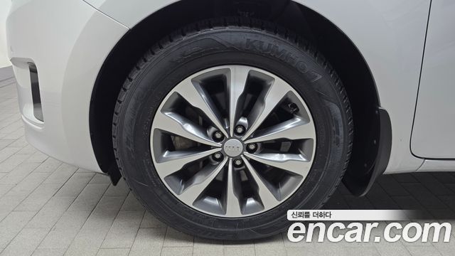 Kia Carnival 2015 thumb 6