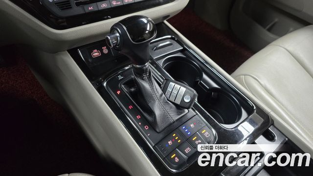 Kia Carnival 2015 thumb 10