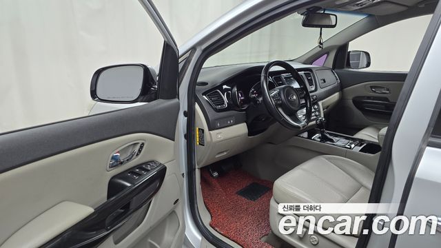Kia Carnival 2015 thumb 11
