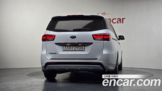 Kia Carnival 2018 thumb 5