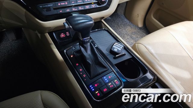 Kia Carnival 2017 thumb 10