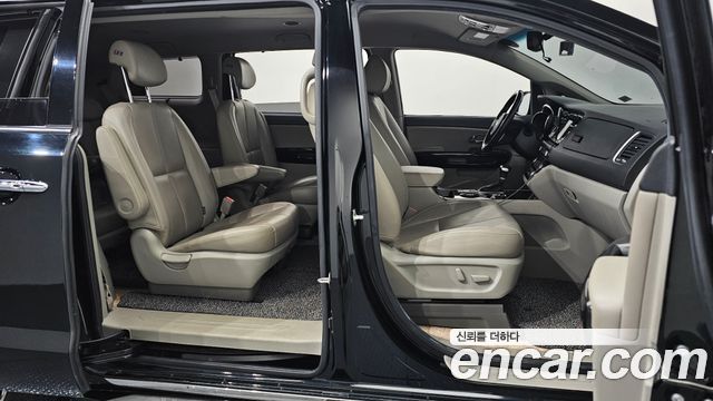 Kia Carnival 2018 thumb 10