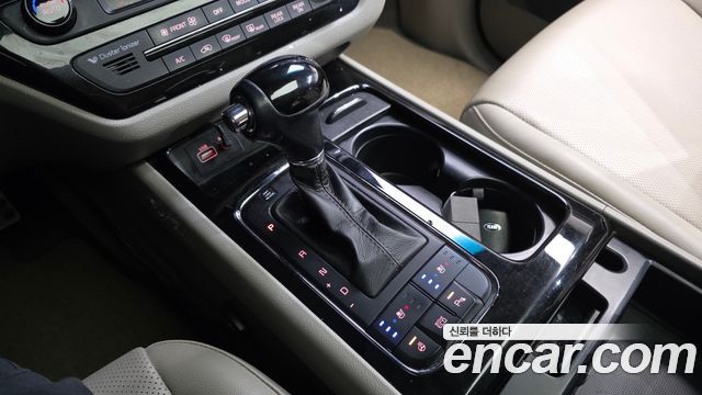 Kia Carnival 2015 thumb 10