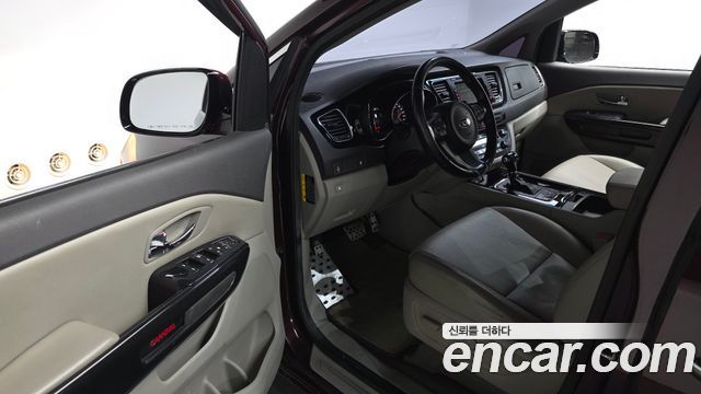 Kia Carnival 2015 thumb 11