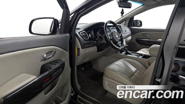 Kia Carnival 2017 thumb 10