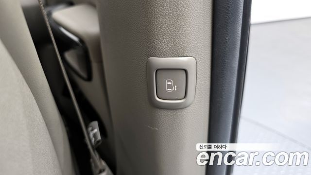 Kia Carnival 2017 thumb 11