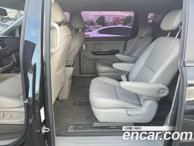Kia Carnival 2015 thumb 10