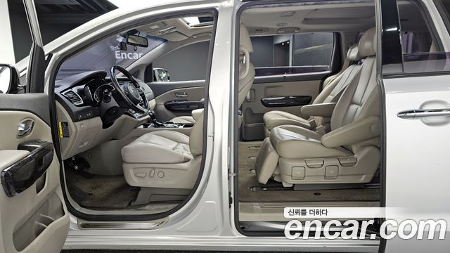 Kia Carnival 2016 thumb 11