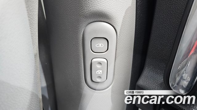 Kia Carnival 2012 thumb 12