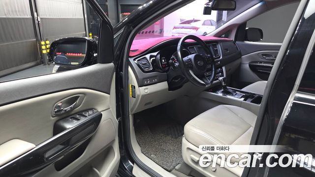 Kia Carnival 2018 thumb 10