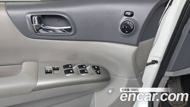 Kia Carnival 2012 thumb 11