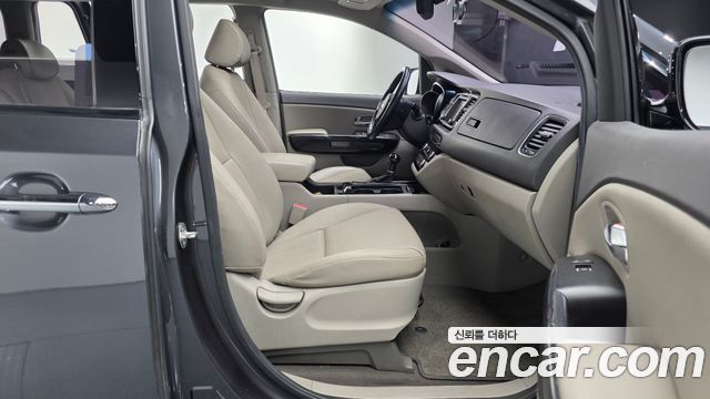 Kia Carnival 2015 thumb 10