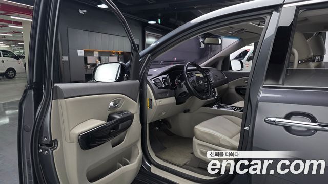 Kia Carnival 2015 thumb 12