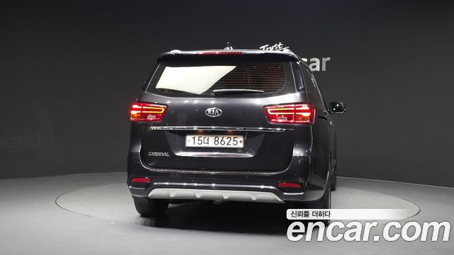 Kia Carnival 2018 thumb 4