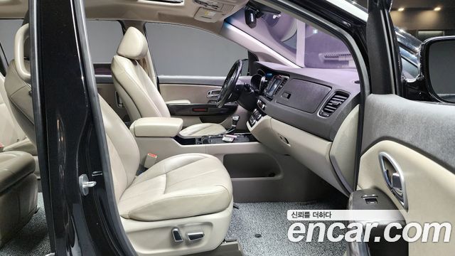 Kia Carnival 2017 thumb 11