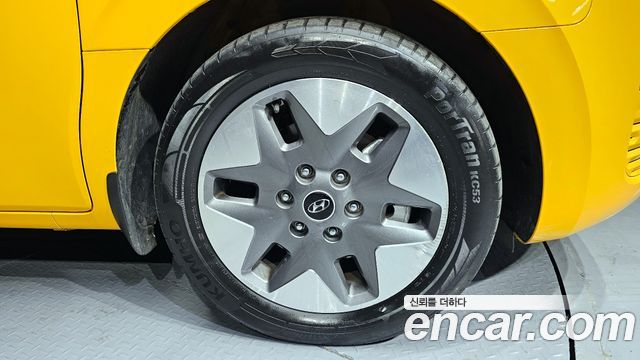 Hyundai Staria 2023 thumb 6