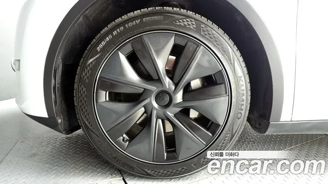 Tesla Model Y 2024 thumb 3