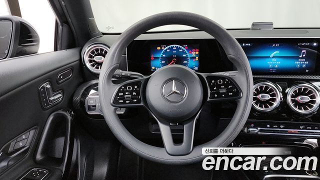 Mercedes-Benz A-Class 2019 thumb 10