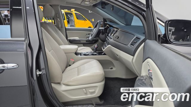 Kia Carnival 2018 thumb 11