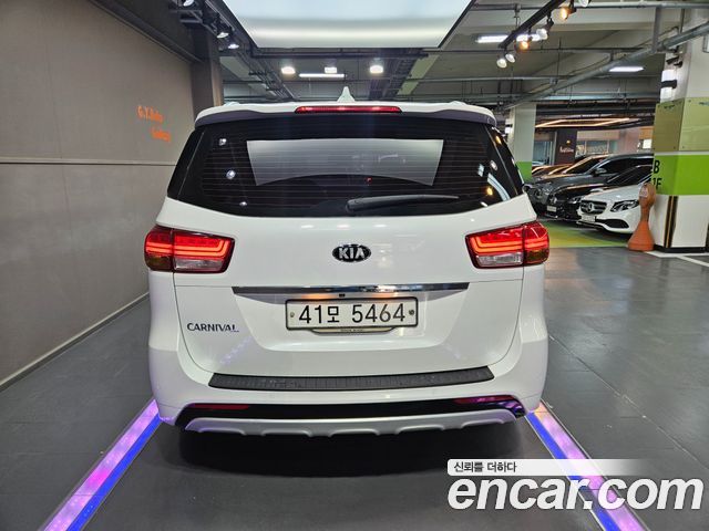 Kia Carnival 2015 thumb 5