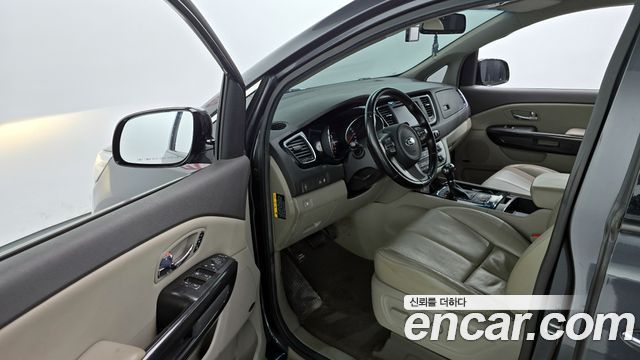 Kia Carnival 2015 thumb 11