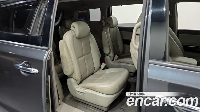 Kia Carnival 2015 thumb 12