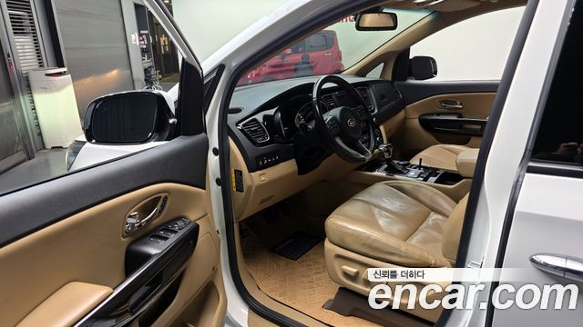 Kia Carnival 2017 thumb 11